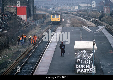 Diesel Multiple Unit in Mill Hill Station sulla British Rail Preston a Colne linea ferroviaria, Lancashire, Gran Bretagna Foto Stock