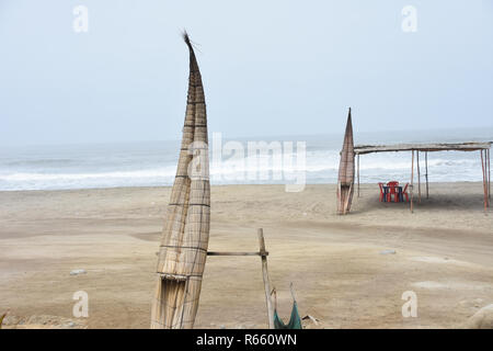 Tradizionale barca a canna sulla costa peruviana. Ancora usato da pescatore. Foto Stock