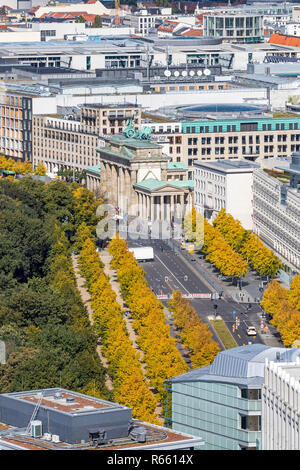 Brandenburger Tor (Porta di Brandeburgo). Uno dei punti di riferimento famost di Berlino, Germania. Vista aerea Foto Stock