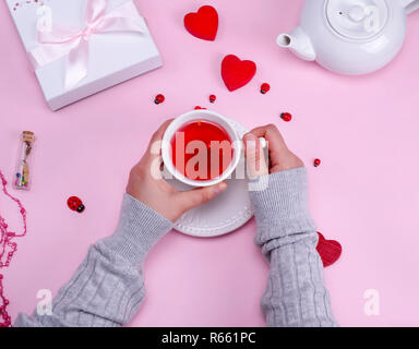 Ceramic White cup con tè realizzato da bacche di pallon di maggio Foto Stock