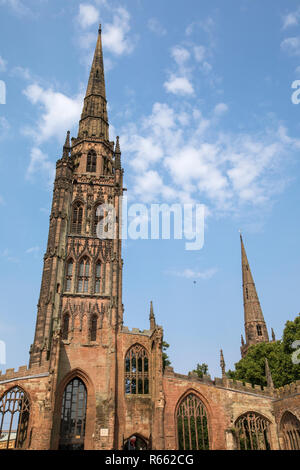 Guardando verso l'alto la torre della vecchia Cattedrale Coventry, noto anche come St. Michaels, che fu distrutto durante un bombardamento dalla Luftwaffe in S Foto Stock