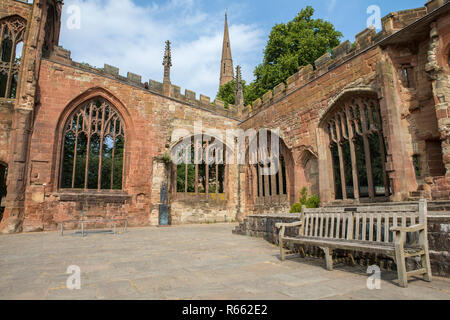 All'interno delle rovine della storica St Michaels - noto anche come Coventry Cathedral, che fu distrutta in un bombardamento durante la Seconda Guerra Mondiale. Foto Stock