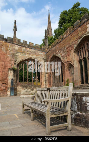 All'interno delle rovine della storica St Michaels - noto anche come Coventry Cathedral, che fu distrutta in un bombardamento durante la Seconda Guerra Mondiale. Foto Stock