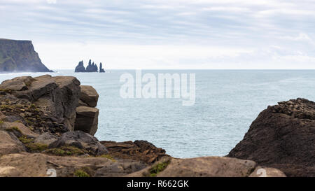 La costa vicino a spiaggia Kirkjufjara in Islanda Foto Stock