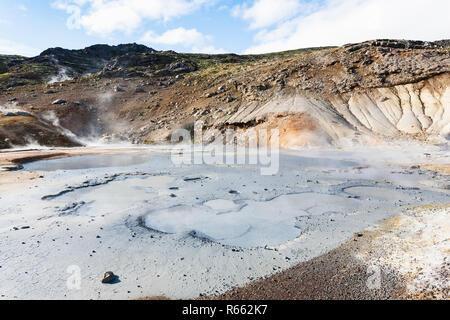 Mudpot cratere nella zona Krysuvik, Islanda Foto Stock