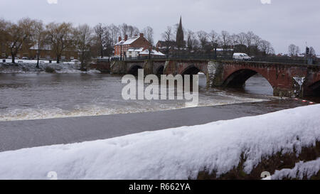 La neve sulla parete quelle conduce la visione alla antica weir al multi-span vecchio Dee ponte poi attraverso il fiume Dee al villaggio di Handbridge. Foto Stock