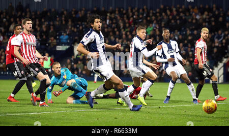 West Bromwich Albion è Dwight Gayle (al centro a destra) le teste verso l'obiettivo durante il campionato Skybet corrispondono all'biancospini, West Bromwich. Foto Stock