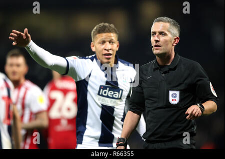 West Bromwich Albion è Dwight Gayle (centro) parla di arbitro Darren Bond durante il campionato Skybet corrispondono all'biancospini, West Bromwich. Foto Stock