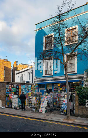 Negozio di vendita cartoline, memorabilia di Londra e segni in rilievo, Portobello Road a Notting Hill Foto Stock