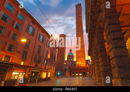 Famose Due Torri di Bologna all'alba, Italia Foto Stock