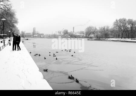 Lviv, Ucraina - DICEMBRE 16,2017: Una coppia felice che spara un selfie in un paesaggio invernale nel distretto industriale della città di Lviv. Foto Stock