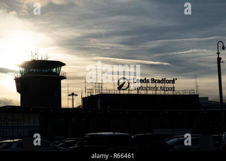 Il benvenuto a Leeds e Bradford Airport segno a LBA. Tempo di notte e di giorno Foto Stock