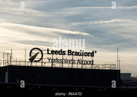 Il benvenuto a Leeds e Bradford Airport segno a LBA. Tempo di notte e di giorno Foto Stock