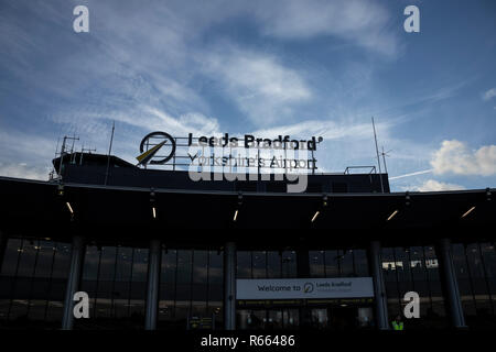 Il benvenuto a Leeds e Bradford Airport segno a LBA. Tempo di notte e di giorno Foto Stock