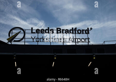 Il benvenuto a Leeds e Bradford Airport segno a LBA. Tempo di notte e di giorno Foto Stock