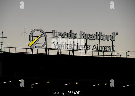 Il benvenuto a Leeds e Bradford Airport segno a LBA. Tempo di notte e di giorno Foto Stock