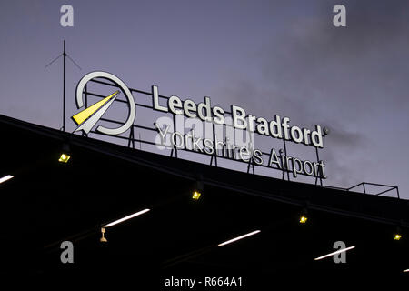 Il benvenuto a Leeds e Bradford Airport segno a LBA. Tempo di notte e di giorno Foto Stock