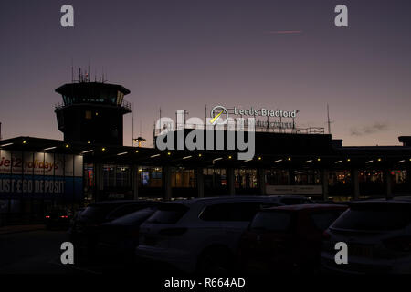 Il benvenuto a Leeds e Bradford Airport segno a LBA. Tempo di notte e di giorno Foto Stock