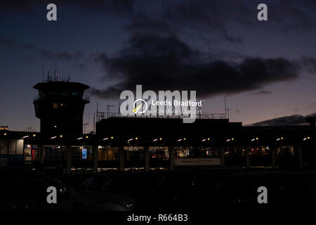 Il cartello "Welcome to Leeds & Bradford Airport" è a LBA. Notte Foto Stock