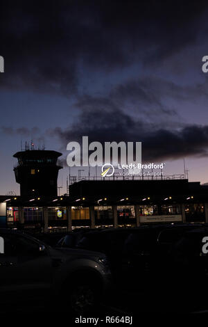 Il benvenuto a Leeds e Bradford Airport segno a LBA. Tempo di notte e di giorno Foto Stock