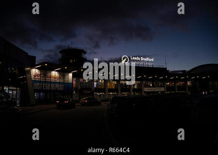 Il benvenuto a Leeds e Bradford Airport segno a LBA. Tempo di notte e di giorno Foto Stock