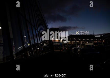 Il benvenuto a Leeds e Bradford Airport segno a LBA. Tempo di notte e di giorno Foto Stock