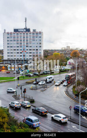 Strade trafficate di fronte al YMCA a Romford, Essex, UK. Foto Stock
