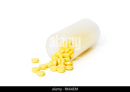 Un mucchio di Giallo rotondo piccolo pillole nel pulire il contenitore in plastica su sfondo bianco shot con luce di studio Foto Stock