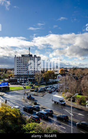 Strade trafficate di fronte al YMCA a Romford, Essex, UK. Foto Stock