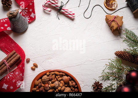 Xmas piano portapaziente con molti dolce tradizionale cibo e decorazioni. Le noci e le mandorle in una piastra e gingerbread cookie Foto Stock