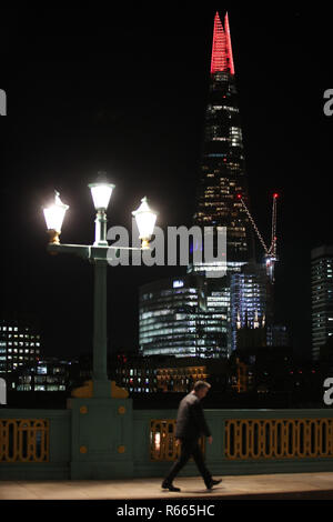 È sotto embargo per 0001 Martedì 4 dicembre per le luci festive illuminare la parte superiore a venti piani dell'edificio di Shard a Londra come parte di una mezza ora di mostrare che correrà per tutta la sera durante il periodo natalizio. Foto Stock