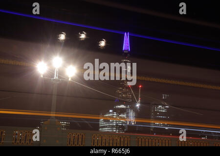 È sotto embargo per 0001 Martedì 4 dicembre per le luci festive illuminare la parte superiore a venti piani dell'edificio di Shard a Londra come parte di una mezza ora di mostrare che correrà per tutta la sera durante il periodo natalizio. Foto Stock