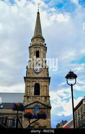 Il campanile della chiesa nella città scozzese di Inverness accanto ad un lampione e fiori Foto Stock