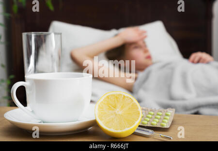 Concetto di malattia. Malati bambina giacente sul letto. Foto Stock