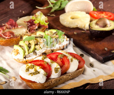 Raccolta di tre diversi tipi di bruschette sul tavolo di legno dello sfondo. Foto Stock