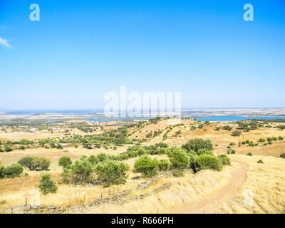 Splendido paesaggio di campagna con il lago di Alqueva in Alentejio, Portogallo Foto Stock