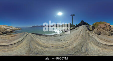 Visualizzazione panoramica a 360 gradi di Vista dalla roccia della spiaggia di Copacabana a Rio de Janeiro in Brasile. Una delle spiagge più famose del mondo, con Ipanema e Leblon. Foto 360 panorama vr