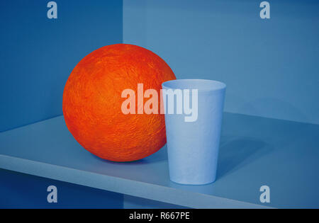 Composizione astratta con sfera arancione Foto Stock