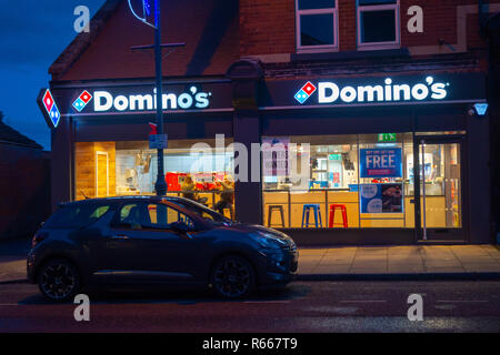 Negozio di fronte al tramonto immagine del negozio di fronte di Domino's Pizza a Rotherham, South Yorkshire, Inghilterra Foto Stock