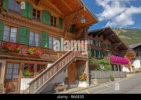 Chalets in Rougemont, una città nota per la quantità e lo stile dei suoi Chalet Alpina Foto Stock