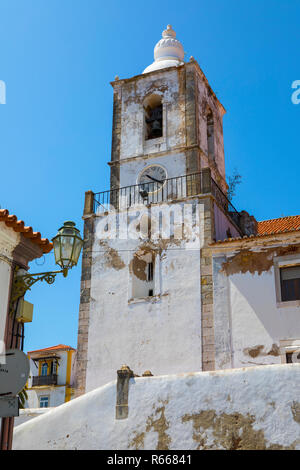 LAGOS, Portogallo - 12 Luglio 2018: una vista del campanile della chiesa di San Sebastiano nella città vecchia di Lagos in Portogallo, il 12 luglio 2018. Foto Stock