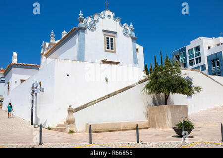 ALBUFEIRA, Portogallo - 13 Luglio 2018: una vista della storica Igreja de Sant Ana a Albufeira, Portogallo, il 13 luglio 2018. Foto Stock