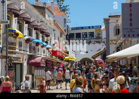 ALBUFEIRA, Portogallo - 13 Luglio 2018: una vista di Rua 5 de Outubro nell'area della città vecchia di Albufeira in Portogallo, il 13 luglio 2018. Foto Stock