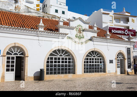 ALBUFEIRA, Portogallo - 13 Luglio 2018: una vista della vecchia energia elettrica ferroviaria edificio che oggi ospita la Galleria d'arte nella zona della città vecchia di Alb Foto Stock