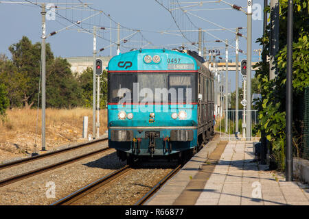 ALBUFEIRA, Portogallo - 13 Luglio 2018: una vista del treno che corre da Faro a Lagos nella regione dell'Algarve del Portogallo, il 13 luglio 2018. Foto Stock