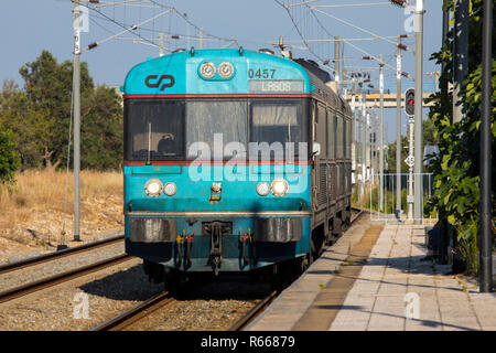 ALBUFEIRA, Portogallo - 13 Luglio 2018: una vista del treno che corre da Faro a Lagos nella regione dell'Algarve del Portogallo, il 13 luglio 2018. Foto Stock