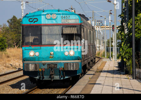 ALBUFEIRA, Portogallo - 13 Luglio 2018: una vista del treno che corre da Faro a Lagos nella regione dell'Algarve del Portogallo, il 13 luglio 2018. Foto Stock