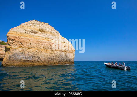 A BENAGIL, Portogallo - 16 Luglio 2018: un viaggio in barca lungo la costa Algarve visitare le splendide grotte a Benagil in Portogallo, il 16 luglio 2018. Foto Stock