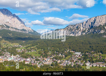 Cortina D'Ampezzo è una bellissima località alpina in background con splendide cime montuose, regione Trentino Alto Adige, Dolomiti Foto Stock