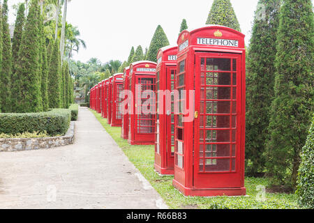 Tipico stile inglese vintage cabina telefonica isolata su sfondo bianco  Foto stock - Alamy